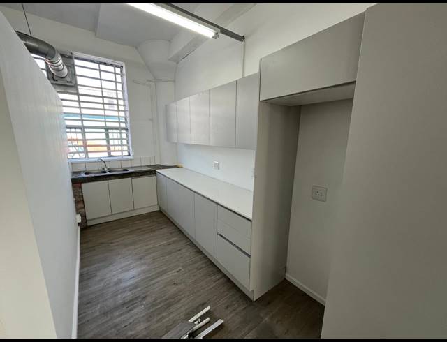 530M² WAREHOUSE TO LET IN PAARDEN EILAND